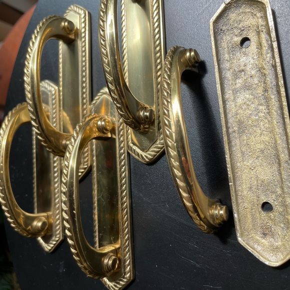 😍 5 STUNNING VINTAGE SOLID BRASS Pull Handles w Matching Backplates - Picture 4 of 5